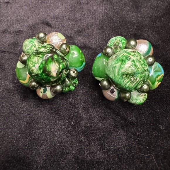 Jewelry - Vintage green clip on earrings made in Hong Kong